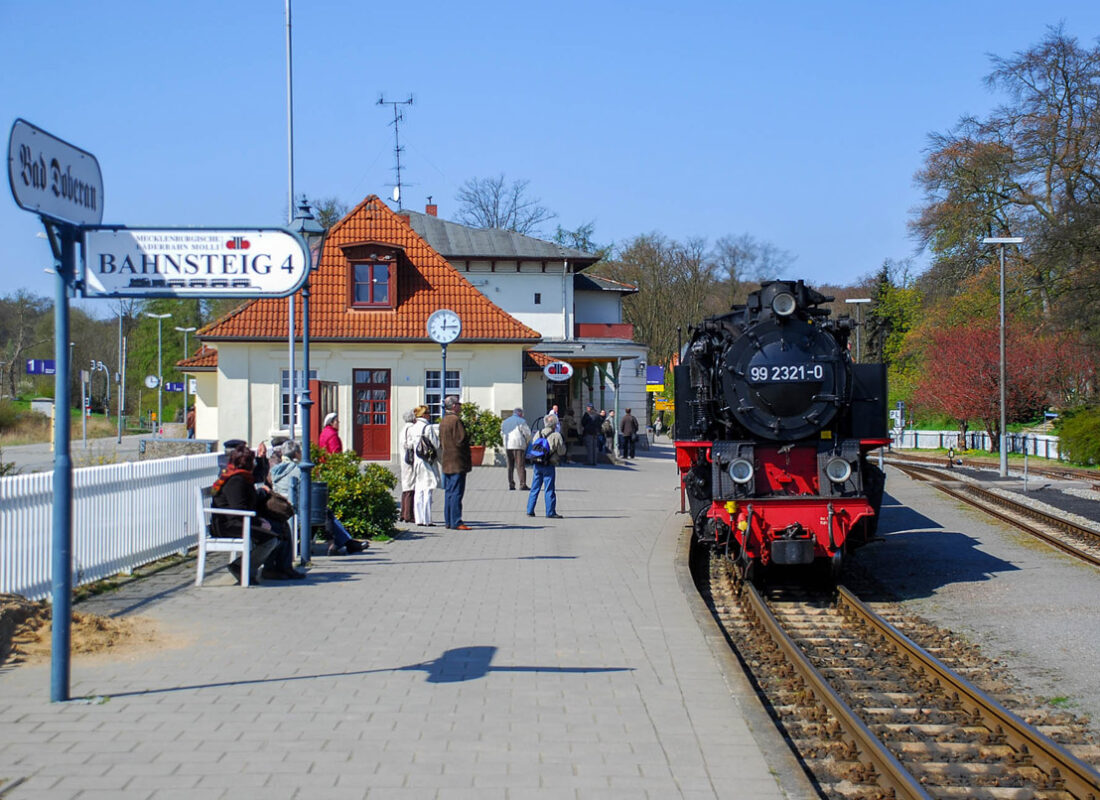 molli-am-bahnhof-bad-doberan